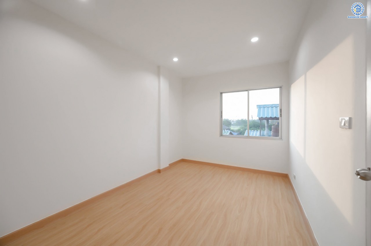 บ้านมือสองตกแต่งใหม่ โครงการ วิสต้าปาร์ค แจ้งวัฒนะ ทาวน์โฮม 3 ชั้น จากแบรนด์ SC Asset บนเนื้อที่ 22.9 ตร.ว. ฟังก์ชัน 3 ห้องนอน 3 ห้องน้ำ จอดรถได้ 2 คัน บนทำเลโซนเมือง บนทำเลคุณภาพ ติดถนนเลี่ยงเมืองปากเกร็ด ใกล้เซ็นทรัล แจ้งวัฒนะ, เมืองทองธานี, จุดขึ้นทางด่วน "แจ้งวัฒนะ" และรถไฟฟ้าสายสีชมพู "สถานีสามัคคี"